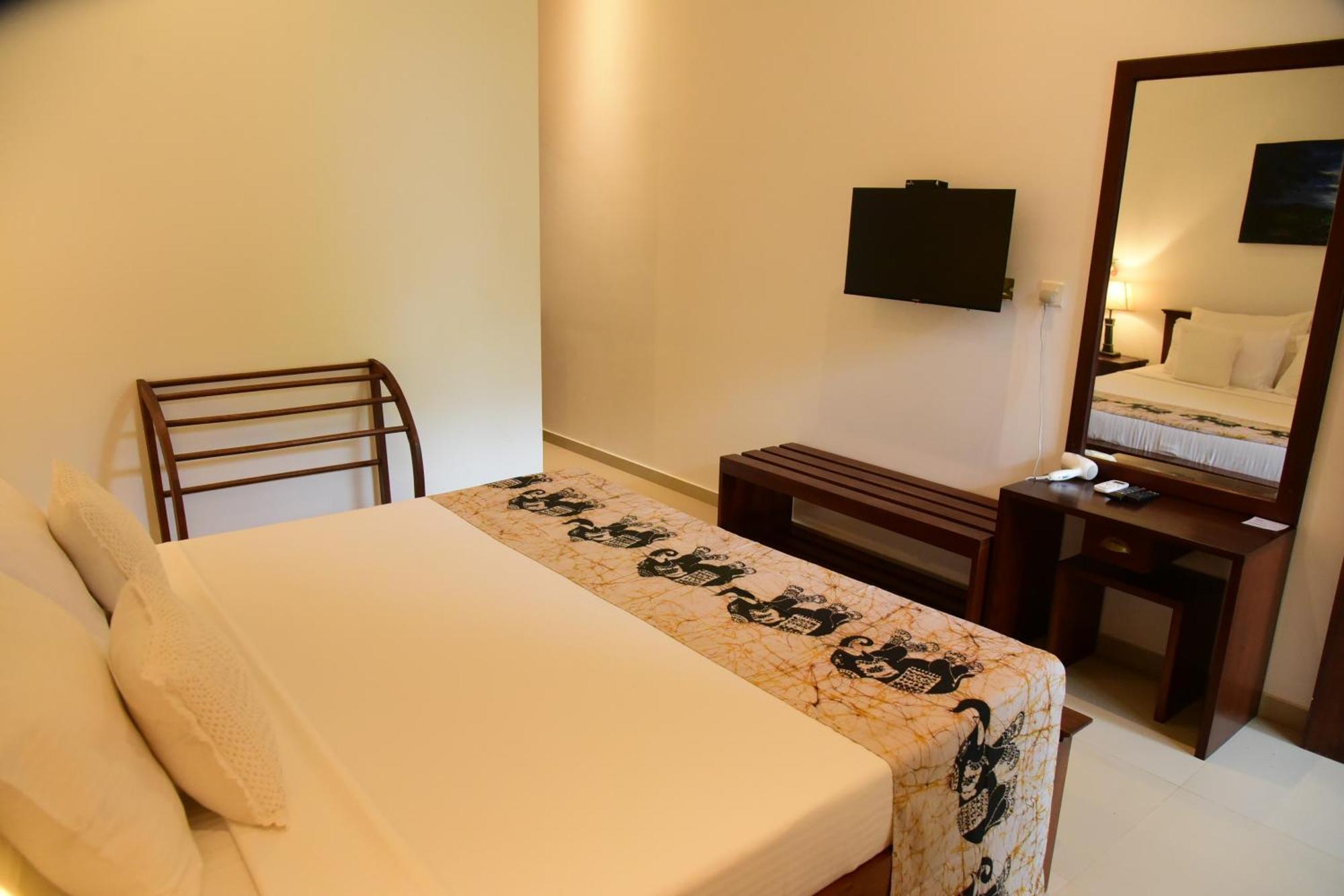Tranquil Hotel Хикадува Екстериор снимка